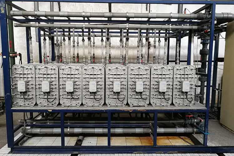 不要將全自動軟化水設備安裝于離鍋爐3米以內的地方，否則熱水會回流至軟化水設備中，造成損壞